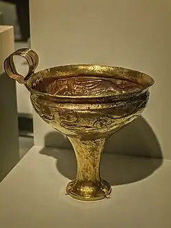 Gobelet en or du cercla A de Mycènes, XVIe&nbsp;siècle&nbsp;av. J.-C. Musée national archéologique d'Athènes.