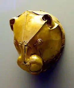 Rython en or trouvé à Mycènes, en forme de tête de lionne, XVIe&nbsp;siècle&nbsp;av. J.-C.