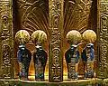 Le verso du trône du pharaon avec les quatre cobras uræus d'or. Or de lapis-lazuli, vallée des Rois, Thèbes (Musée égyptien du Caire).