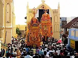 Procession des deux chars d'or (datés des XVIIIe et XIXe&nbsp;siècles) à la fête de l'église de Notre-Dame de la Merci (Vierge de Miséricorde).