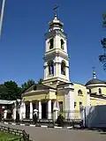 Façade et clocher de l'église Saint-Zossime-et-Saint-Sabbace de Golianovo.