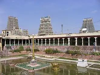 Le temple de Shiva, Minaksi Sundaresvara, rebâti : seconde moitié du XVIe&nbsp;siècle. Le bassin sacré et 3 des 8 gopuram. Madurai