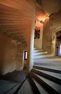 L'escalier principal, à vis