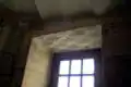 Détail d'un linteau de fenêtre sculpté en sous-face