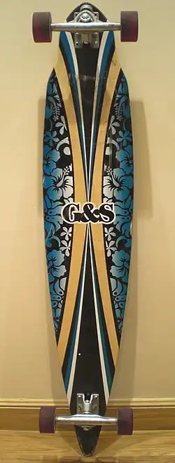 Longboard avec un shape pintail.