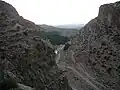 Entrée des gorges ou défilé de Maafa vu de haut avec vue sur la source et l'oasis