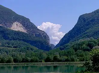 Les gorges du Val du Fier entre la montagne des Princes (à gauche) et le Gros Foug (à droite) vu de la rive droite du Rhône.