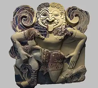Gorgone courant, serrant Pégase, le fils de Méduse décapitée. Terre cuite peinte, H. 56&nbsp;cm. Métope, zone du temple d'Athéna sur île d'Ortygie, fin VIIe -début VIe&nbsp;siècle. Musée archéologique de Syracuse