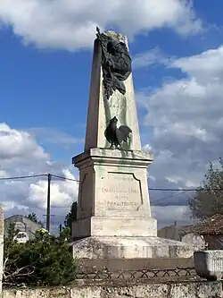 Le monument aux morts près de l'église (sept.&nbsp;2012).