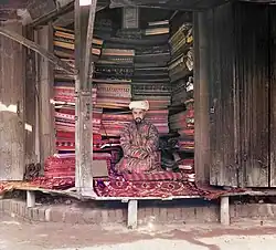 Marchand de tissu à Samarcande au début du XXe&nbsp;siècle (photographie de Prokoudine-Gorski) ∫