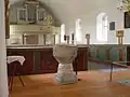 Le baptistère et l'orgue.