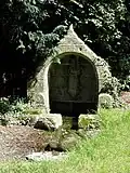 La fontaine près de la chapelle.