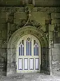 Portail occidental sous le porche du clocher-tour de la chapelle.