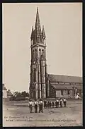 Le clocher de l'église paroissiale vers 1925 (carte postale Émile Hamonic).