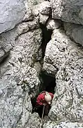 Entrée du gouffre du Pé de Muéou, Éourres, Hautes-Alpes, France.