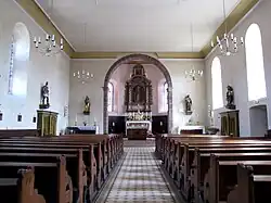 Vue intérieure de la nef vers le chœur