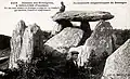 Le dolmen des Korrigans, entouré par un cromlech (carte postale Émile Hamonic).