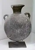 Gourde, grès sue. (Fukui). Ve ou VIe siècle. Musée Guimet