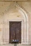 Porte menant au clocher.