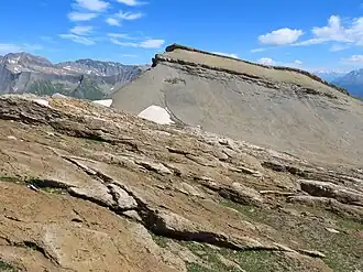 La tête Sud des Fours vue depuis l'ouest non loin du col des Fours ; au premier plan, la formation des Grès Singuliers.