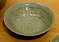 Coupe, grès de type céladon, décor incisé et moulé. Chine du Nord, Shaanxi, Yaozhou, dynastie des Song du Nord, Xe - XIe&nbsp;siècle.