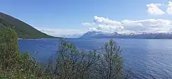 Vue du Grøtsundet depuis Ringvassøya.