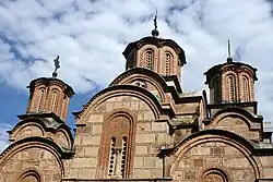 Haut de la façade et détail des dômes de l'église du monastère de Gračanica (XIVe&nbsp;siècle)