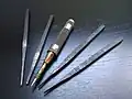Cinq outils usagés (burins fins entourant une gouge ronde) du graveur basque de pierres tombales et de croix ouvragées, Armando Gorosabel Amuategi de Eibar, 2019.