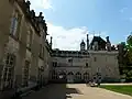 Les deux ailes et la cour intérieure.