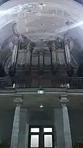 Grand-Orgue de tribune vu depuis la nef dans son état actuel (2022).