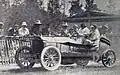 Marriaux au ravitaillement sur Mercedes 120HP, avec son pneu arrière gauche éclaté.