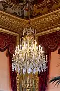 Lustre du Second Empire de style néo-baroque dans les appartements de Napoléon III au Palais du Louvre.