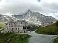Le Grand hôtel du Montenvers, l'hôtel du Montenvers et les Drus.