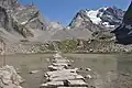 Pierres de gué permettant de traverser le lac des Vaches dans les Alpes françaises.