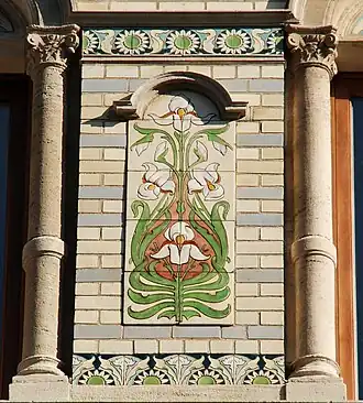 Céramiques florales du 3e&nbsp;étage.