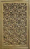 Panneau à décor mixte, géométrique et floral. Il comporte des étoiles à huit pointes et des médaillons, à l'intérieur desquels se trouvent des cercles contenant des fleurs à quatre pétales.