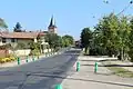 Balises J12 dans la grande rue du bourg de Sulignat (Ain)