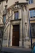 La grande porte sur la rue de la Monnaie.