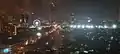 Grande roue, Menam Residence et rue Charoen Krung vues la nuit au nord-ouest depuis l'hôtel Tongtara Riverview