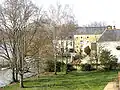 La façade est des grands moulins.