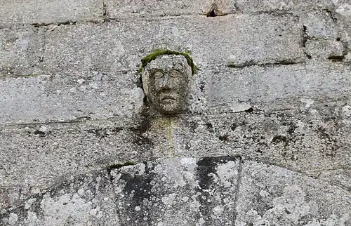 Sculpture sur le fronton du portail.