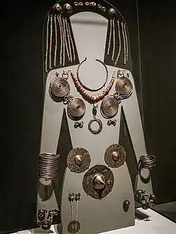 Objets funéraires de la « Dame d'Aigai » du IXe&nbsp;siècle avant notre ère