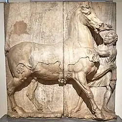 Naïskos funéraire au cheval. Marbre du Pentélique, H. 2&nbsp;m, saillie 34&nbsp;cm. MNArch Athènes