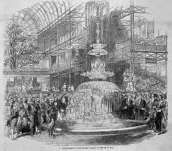 Logos de Schweppes (ancien et actuel) représentant la fontaine mise en place lors de l'exposition universelle de 1851 (à gauche, dessin de la véritable fontaine de 8 mètres).