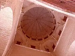 Vue intérieure de la coupole à nervures, appelée coupole du bahou, qui se dresse à l'entrée de la nef centrale.