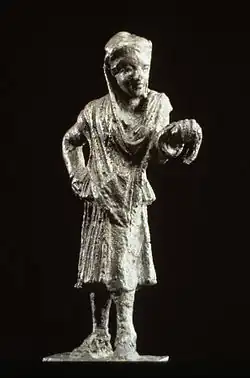 Figurine en bronze d'un acteur tenant un masque, v.&nbsp;150-100 av. J.-C. Walters Art Museum.
