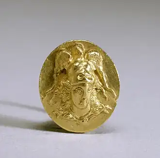 Bague en or représentant Athéna casquée de face, cheveux au vent. IIIe&nbsp;siècle&nbsp;av. J.-C. Walters Art Museum.