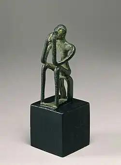 Statuette d'un homme assis, buvant (?). Atelier laconien, fin du VIIIe&nbsp;siècle&nbsp;av. J.-C. Walters Art Museum.