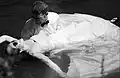 «&nbsp;Trash the dress&nbsp;» aquatique, avec l'aide du marié.