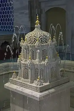 Fontaine de marbre, dans la salle de prière.